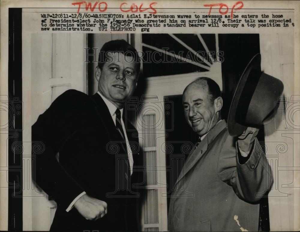 1960 Press Photo Adlai Stevenson Waves to Newsmen While Entering Pres-Elect Home - Historic Images