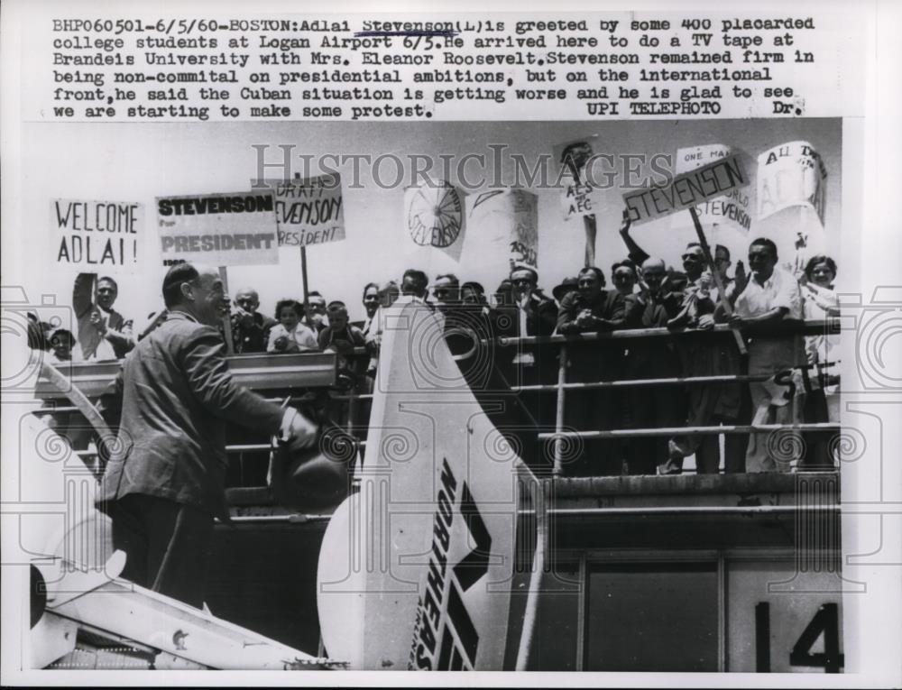 1960 Press Photo Adlai Stevenson Greeted by 400 College Students on Boston - Historic Images