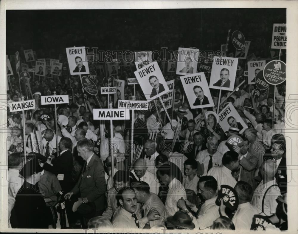 1944 Press Photo Dewey Supporters Show Signs as Gov Griswold Nominates Him - Historic Images