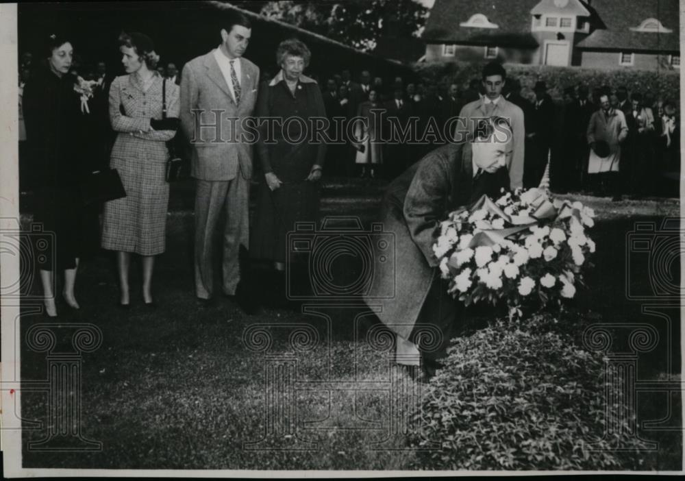 1952 Press Photo Adlai Stevenson Visits President Franklin Roosevelt Grave - Historic Images