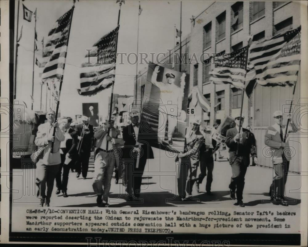 1952 Press Photo Douglas MacArthur Supporters at Republican National Convention - Historic Images