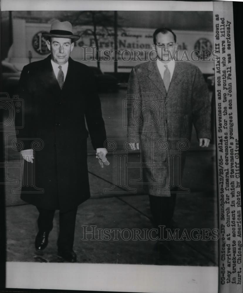 1955 Press Photo Adlai Stevenson w/ Son at Chicago Auto Accident Funeral - Historic Images