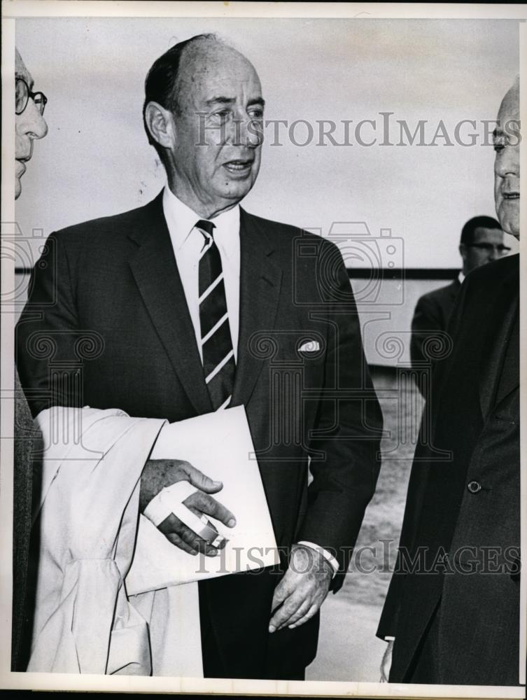 1964 Press Photo Adlai Stevenson Broken Finger on Northwestern University Campus - Historic Images