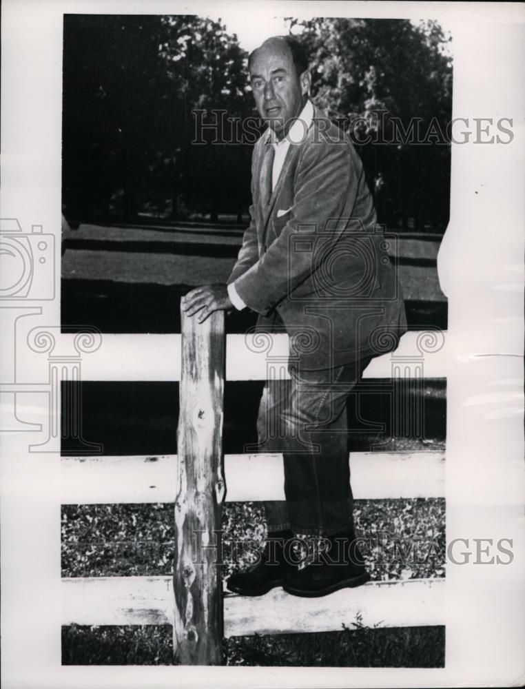 1956 Press Photo Adlai Stevenson Democratic Presidential Nominee On the Fence - Historic Images