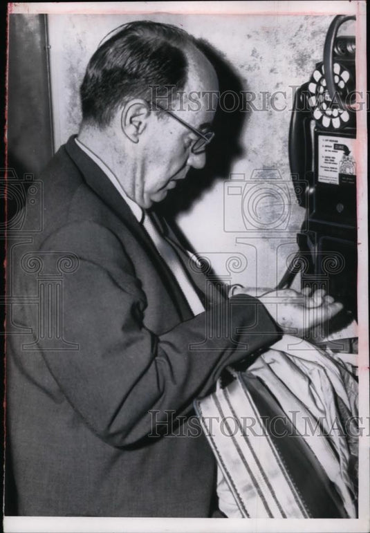 1956 Press Photo Adlai Stevenson Uses Chicago Payphone - nep09254 - Historic Images
