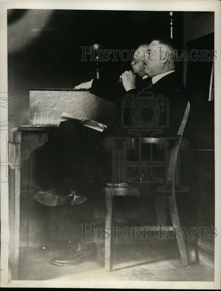 1929 Press Photo Dr Amos Squire Identified Dress Remnants Worn by Dorothy Peacox - Historic Images