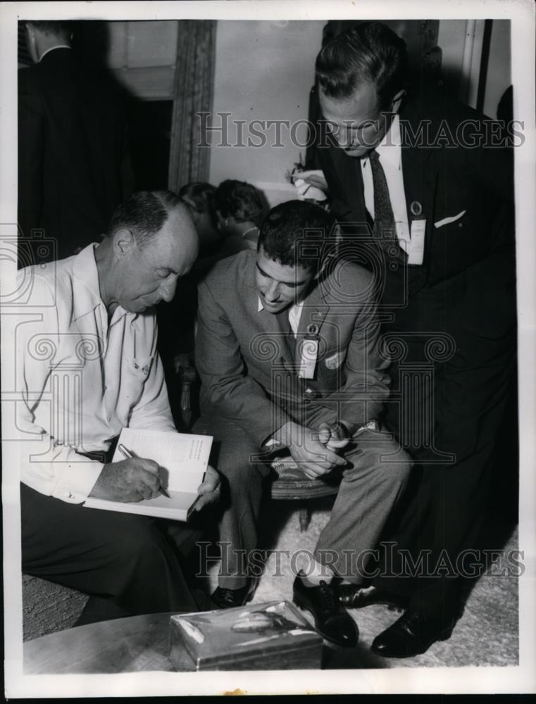 1959 Press Photo Presidential candidate Adlai Stevenson autographs for athletes - Historic Images