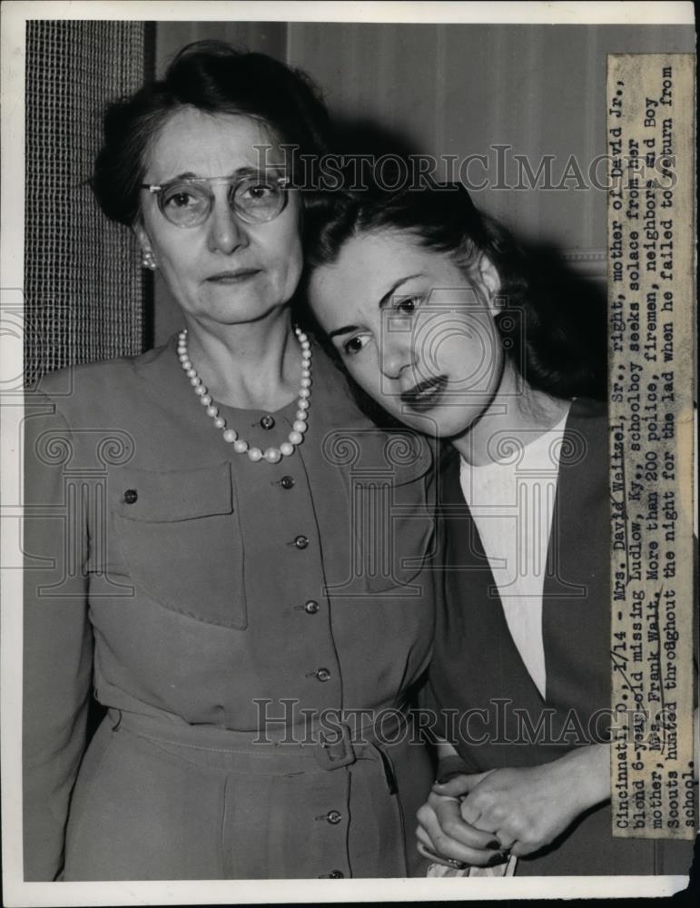 1947 Press Photo Mrs. David Weitzel Seeks Condolence from Mother, Mrs. F. Walt - Historic Images