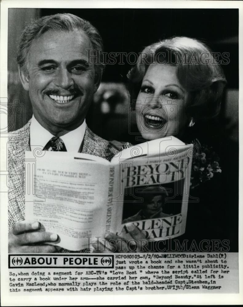 1980 Press Photo Author Arlene Dahl Carries Her Book During Scene of &quot;Love Boat&quot; - Historic Images