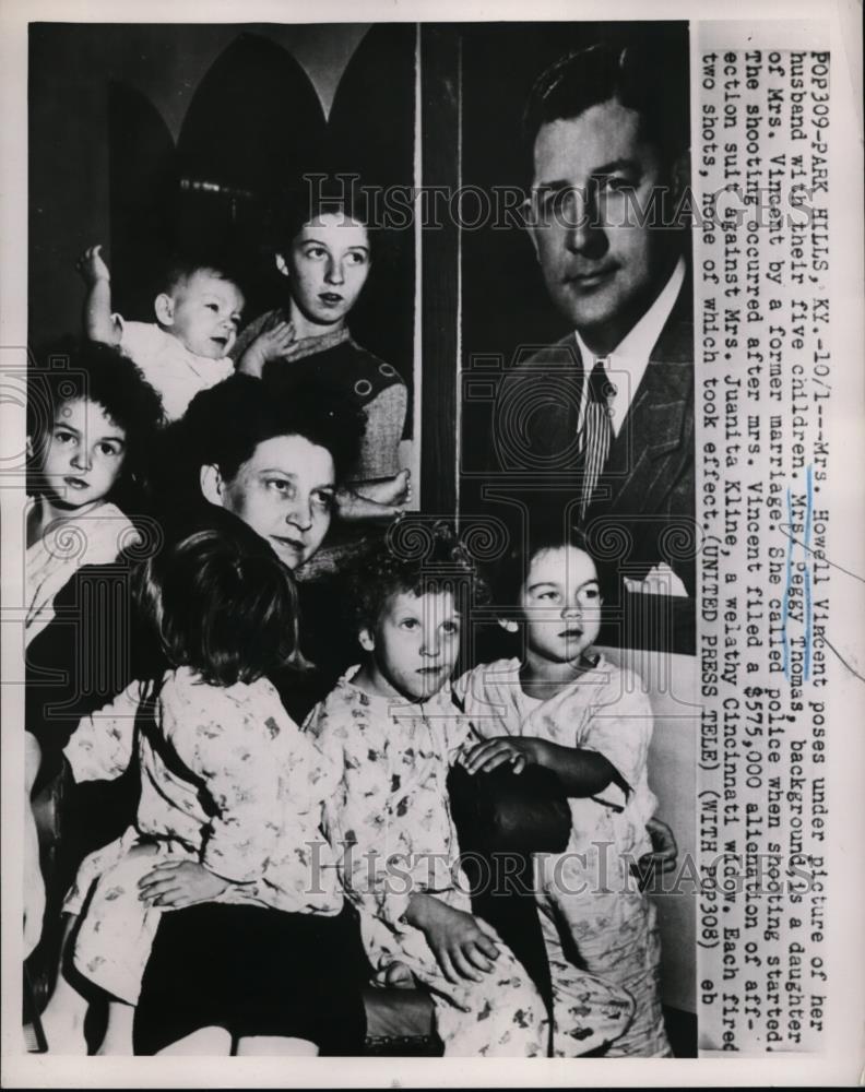 1952 Press Photo Mrs Howell Vincent Poses with 5 Children Under Picture of Hubby - Historic Images