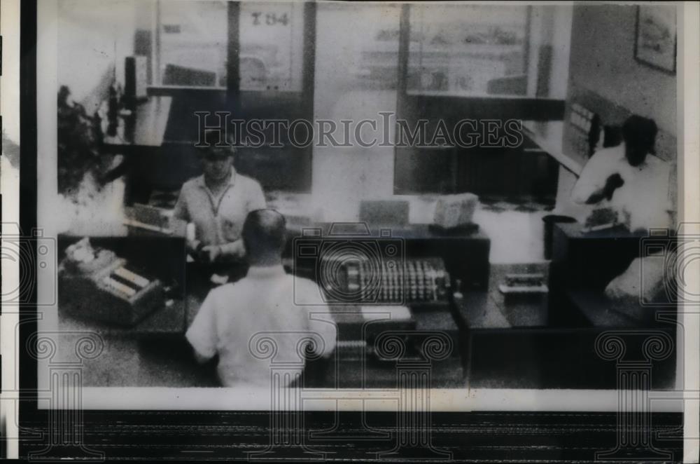 1960 Press Photo Two Bandits Hold Up Cashier in Yorke Savings &amp; Loan Association - Historic Images