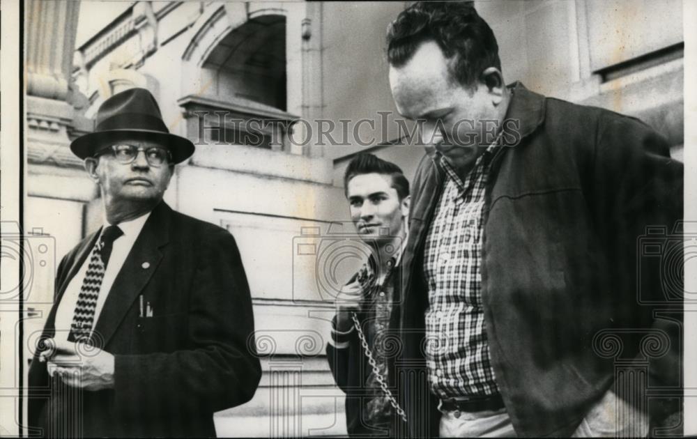 1960 Press Photo William C. Johnson Chained to Other Prisoner &amp; Led by Deputy - Historic Images