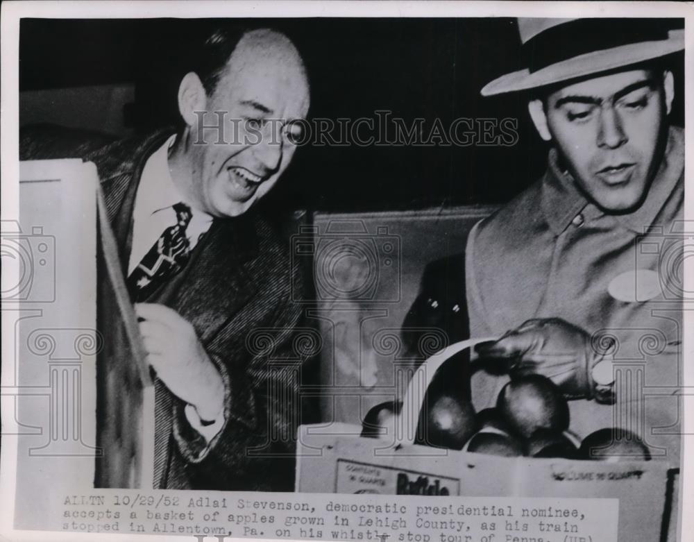 1952 Press Photo Adlai Stevenson Accepts Basket of Apples Grown in Lehigh Cnty - Historic Images