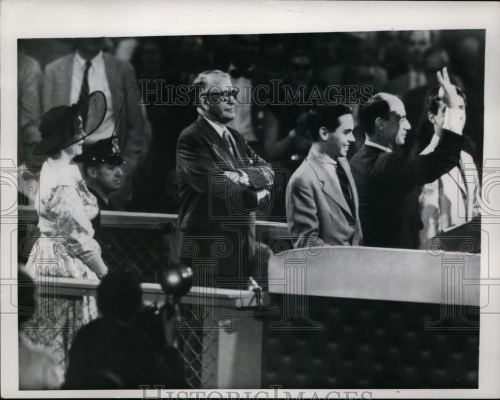 1952 Press Photo Adlai Stevenson w/ Sons Democratic Convention Acceptance Speech - Historic Images