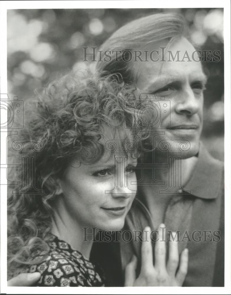 1994 Press Photo Keith Carradine and Reba McEntire in Is There Life Out There. - Historic Images