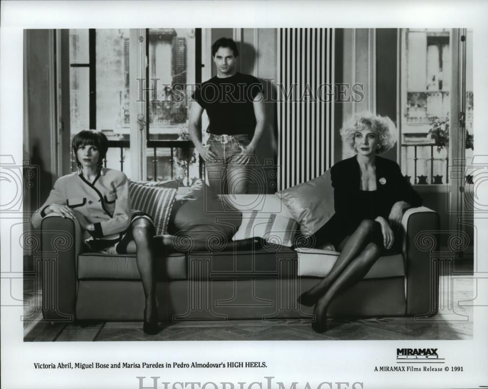 1991 Press Photo Victoria Abril, Miguel Bose and Marisa Paredes in High Heels. - Historic Images