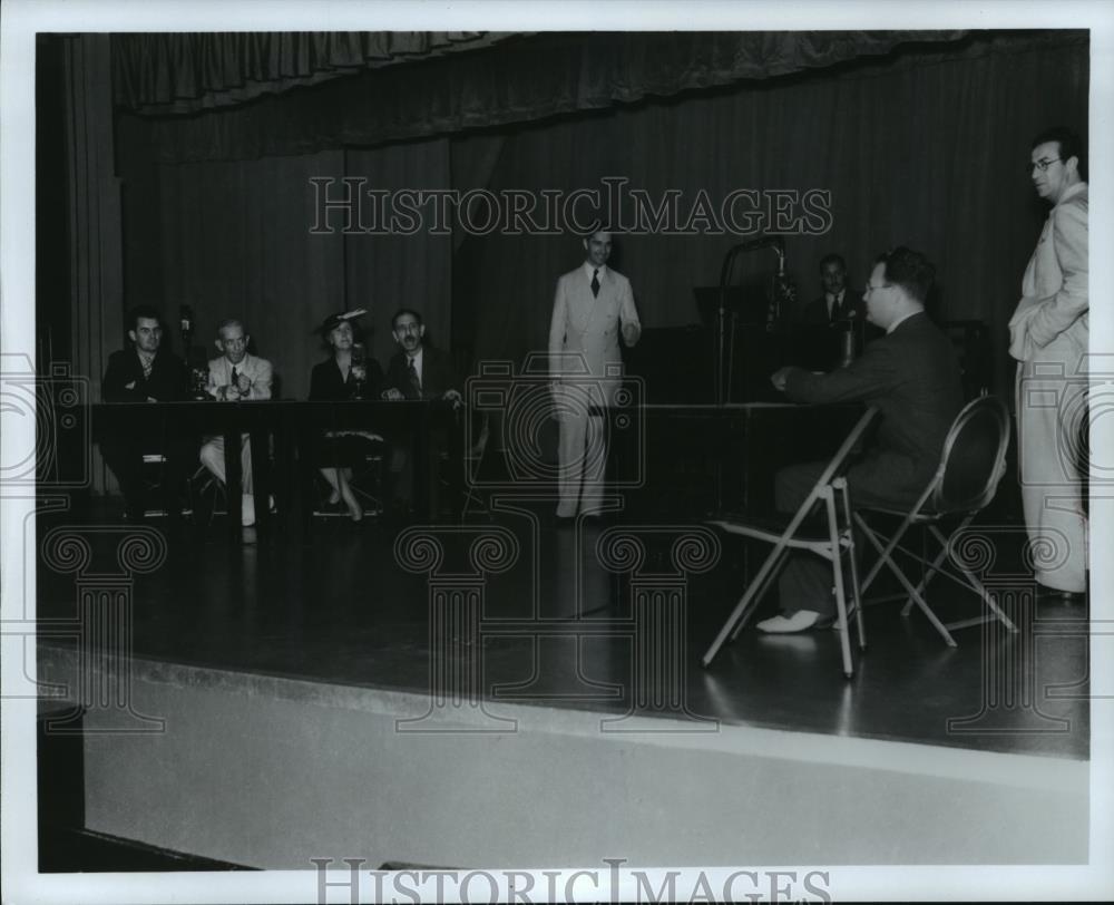 1986 Press Photo Clifton Fadiman moderates Information Please, 1938 qu ...