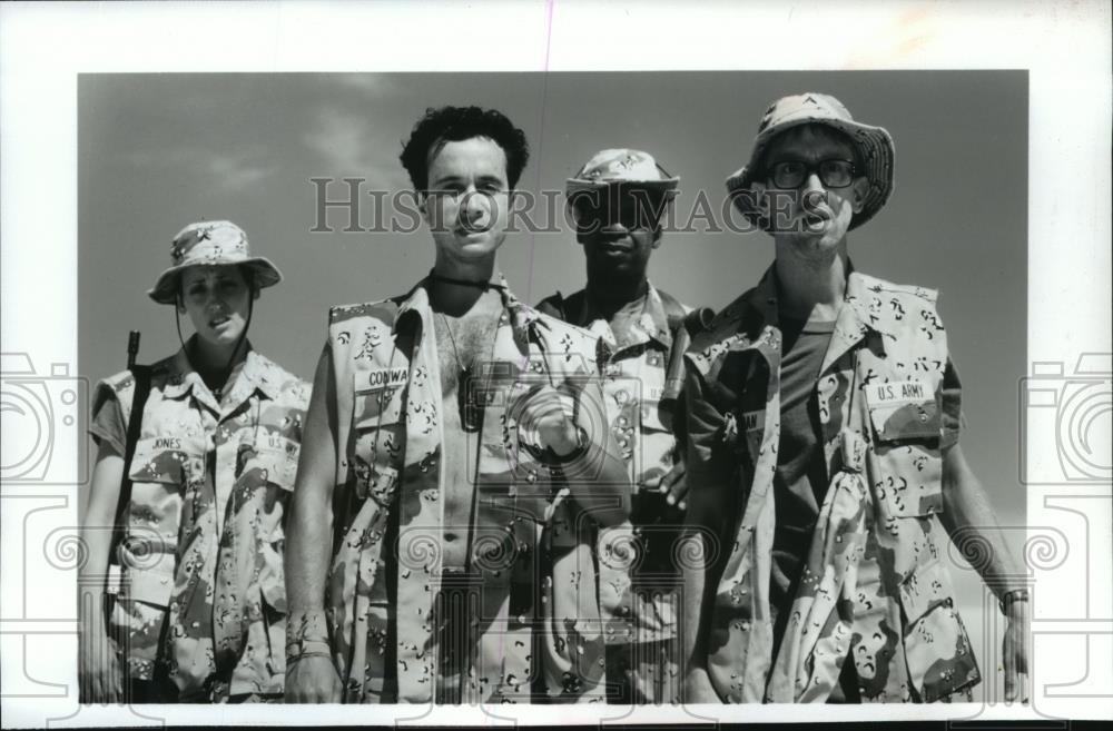 1994 Press Photo Lori Petty, Pauly Shore & Andy Dick in In the Army Now. - Historic Images