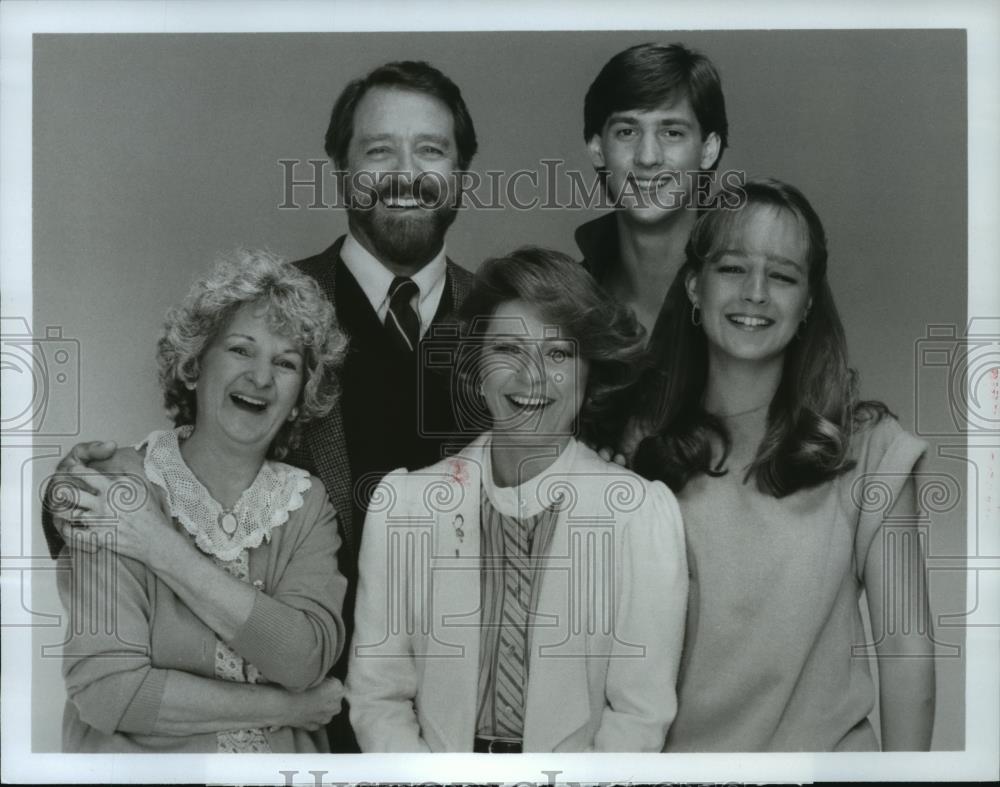 1983 Press Photo Billie Bird, Patty Duke Astin & Helen Hunt in It Takes Two. - Historic Images