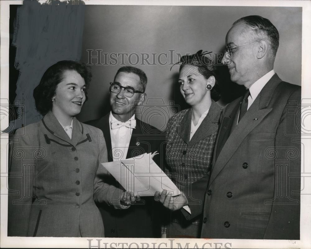 1956 Press Photo Scholarship award by Erie RR president Paul Johnston in Ohio - Historic Images