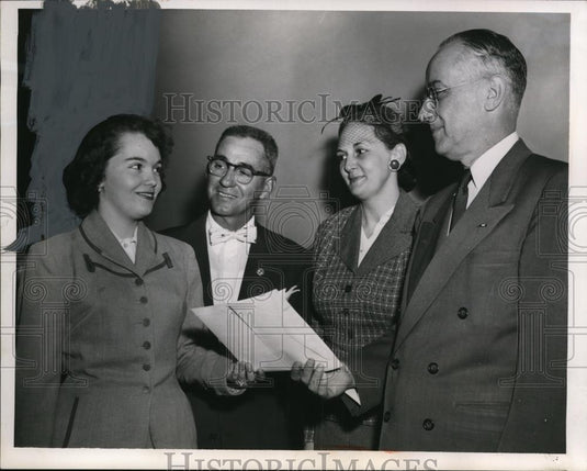 1956 Press Photo Scholarship award by Erie RR president Paul Johnston in Ohio - Historic Images
