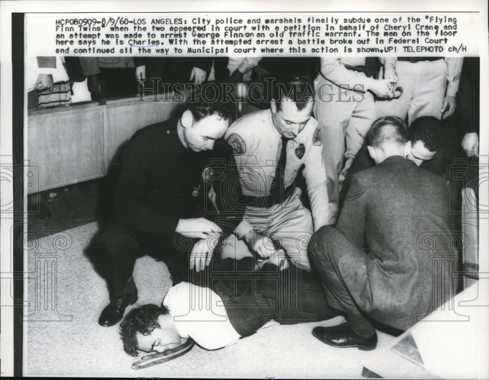 1960 Press Photo Los Angeles CA police &amp; Finn brother at court after arrest - Historic Images