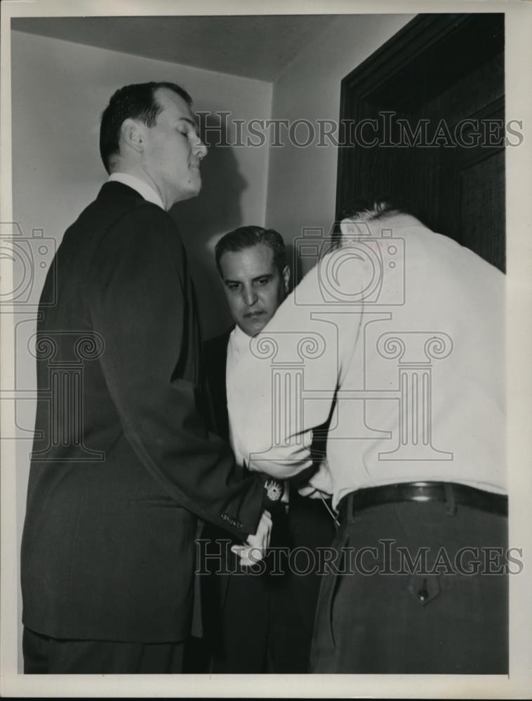 1955 Press Photo Dr Sam Sheppard as Bill Elko Takes Off Cuffs Prior to Court - Historic Images