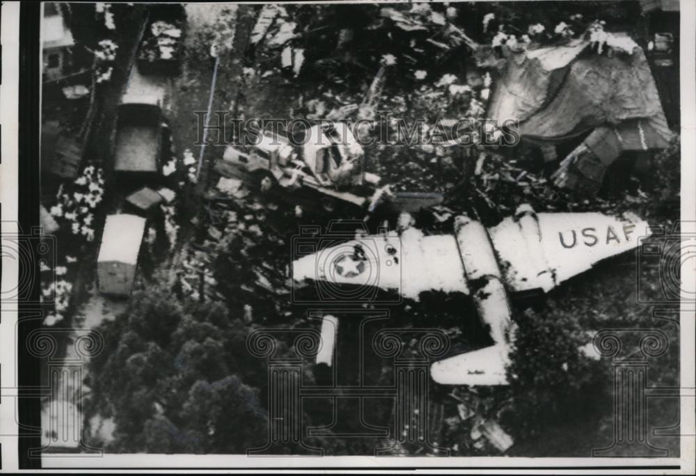 1958 Press Photo Disabled U.S. Air Force Jet Bomber Crashed into Japanese Villag - Historic Images