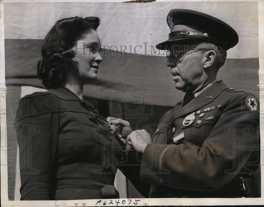 1941 Press Photo Anne Arlin receives commendation from Grig Gen Dawson Olmstead - Historic Images