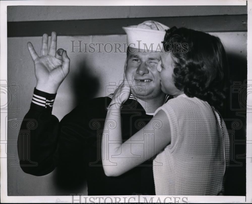 1952 Press Photo USS Hobson Disaster Survivor Harold Brooks Reunited w/ Wife, NY - Historic Images