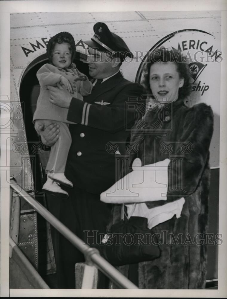 1945 Press Photo Paula Hackham and daughter Judy arrive in Baltimore - nem36940 - Historic Images