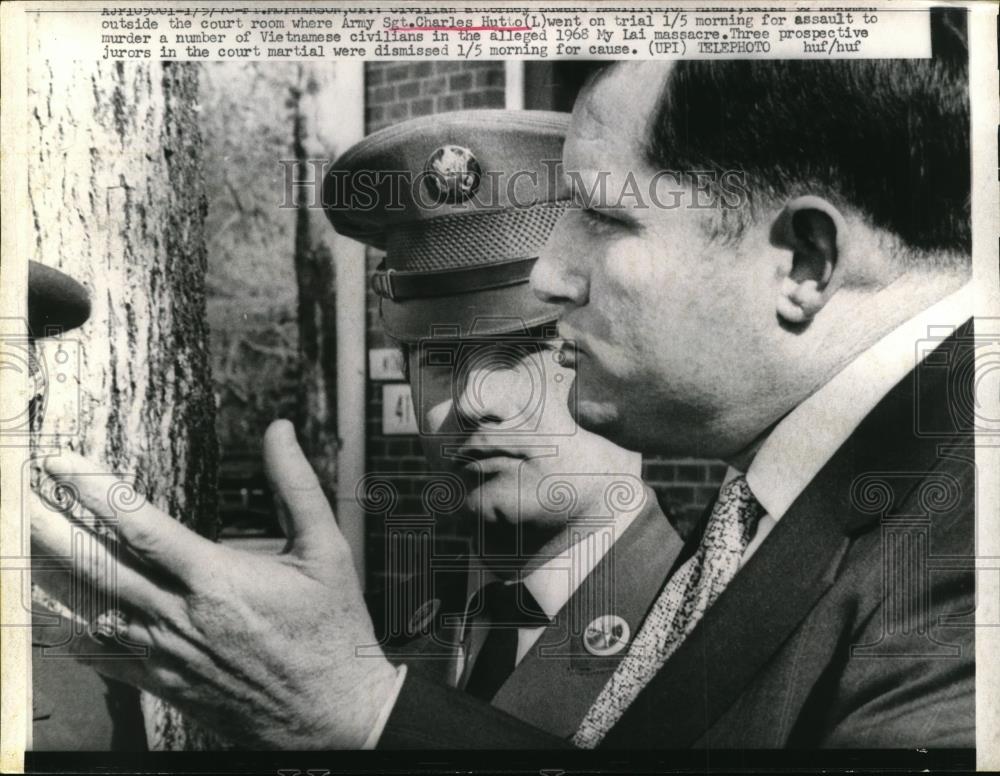 1971 Press Photo Attorney Edward MaGill talks with reporters in Ft McPherson GA - Historic Images