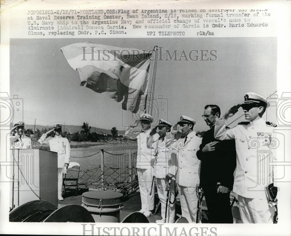 1971 Press Photo Flag of Argentina Raised on Destroyer USS at Naval Reserve - Historic Images