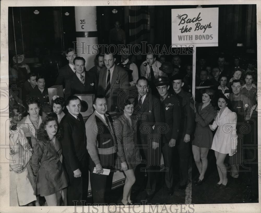 1944 Press Photo Group Supports Buying War Bonds - nem37743 - Historic Images