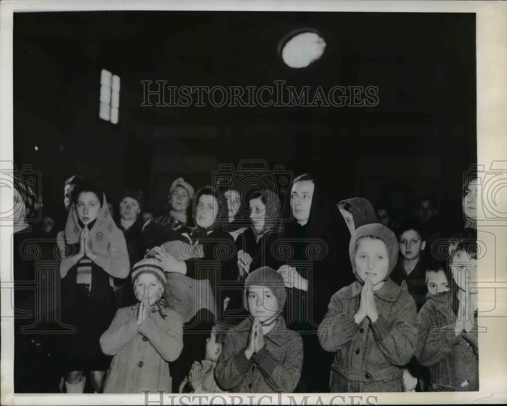 1945 Press Photo Italian Refugees Praying after Arrival in Florence - nem40010 - Historic Images