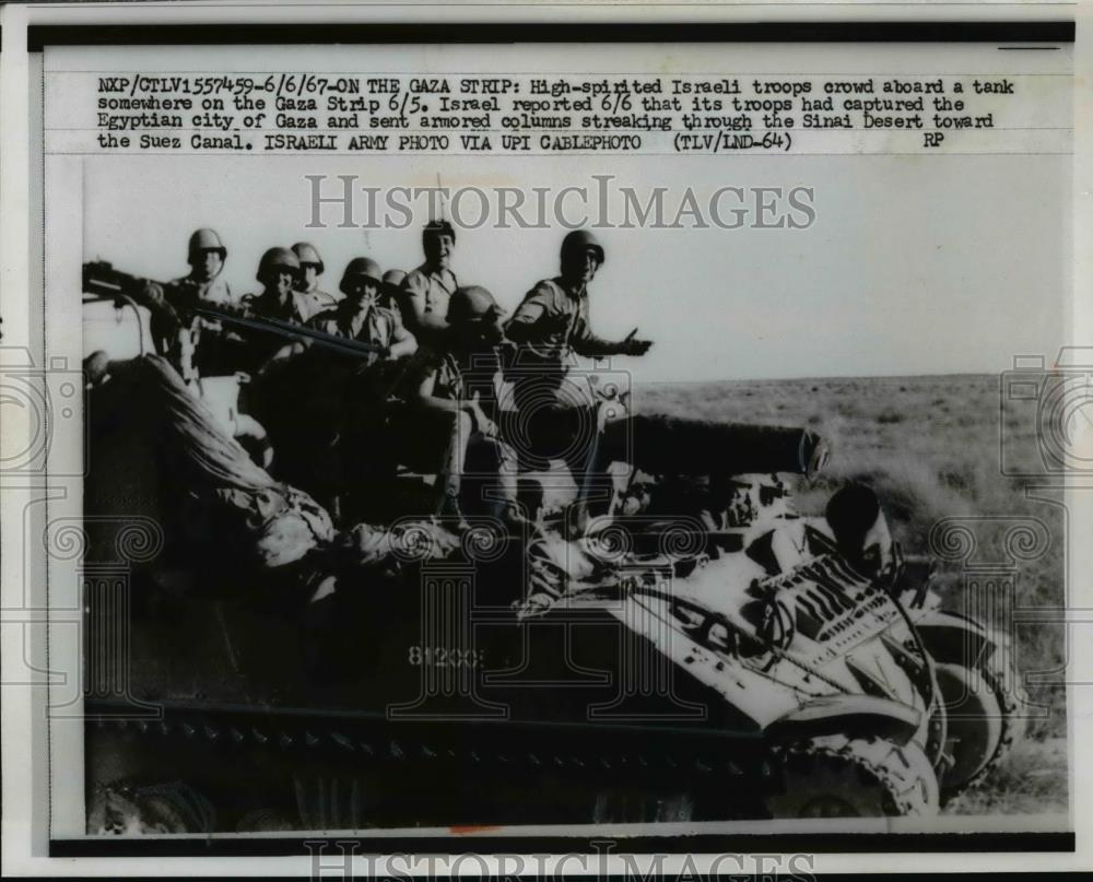 1967 Press Photo Israeli Troops Board Tank on Gaza Strip, Egypt - nem40094 - Historic Images