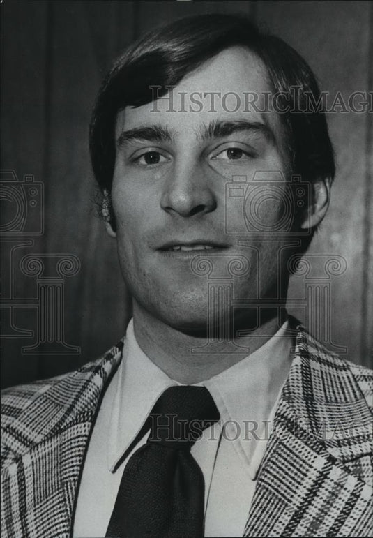 1976 Press Photo David Cole is the administrator in Sussex Village - Historic Images