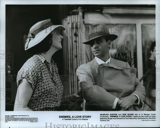 1989 Press Photo Anjelica Huston and Ron Silver in "Enemies: A Love Story" - Historic Images