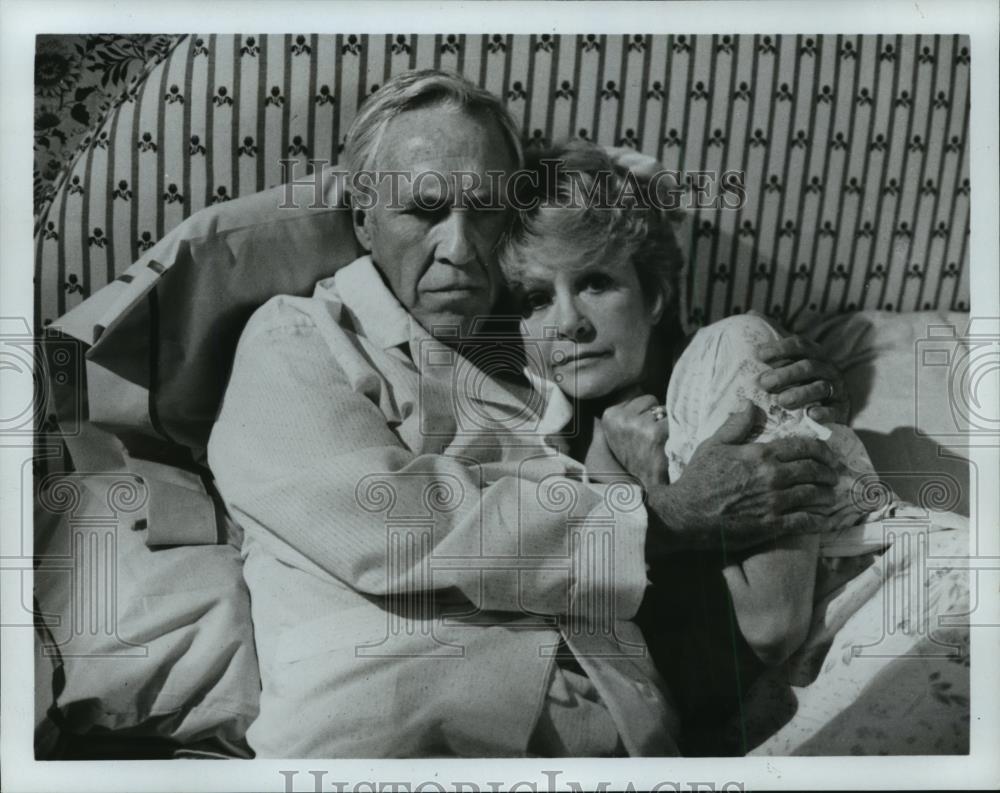 1983 Press Photo Holding on to one another in movie "The Day After" - Historic Images