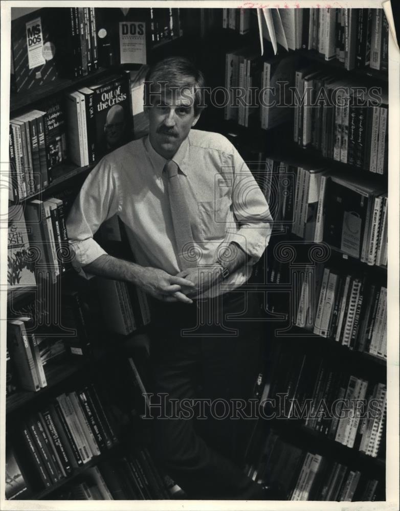 1987 Press Photo Jack Covert, Manager at Harry W. Schwartz Bookshop - Historic Images