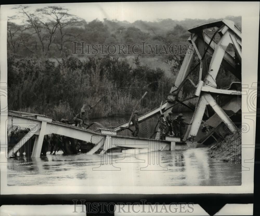 1963 Press Photo Elisabethville Katanga Indian UN troops on bridge wreckage - Historic Images