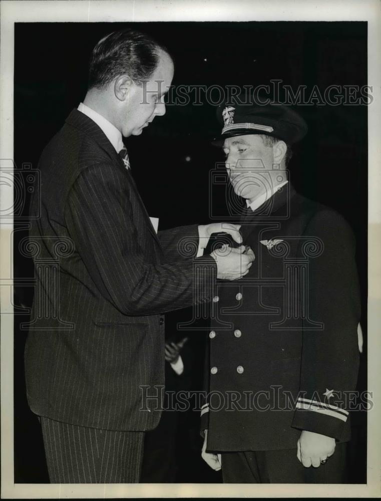 1943 Press Photo NY Newbold Morris gives Lt Ed J Nelson Vincent Kane medal - Historic Images