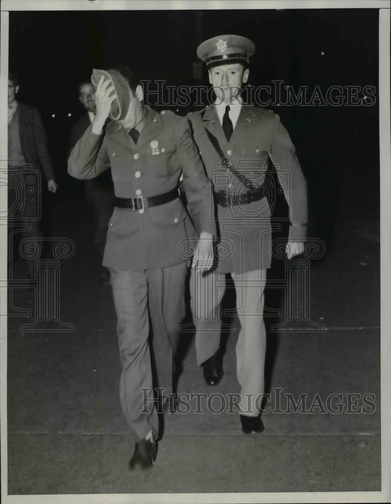 1941 Press Photo Horace Smith Places One Under Custody Who Threatened Violence - Historic Images