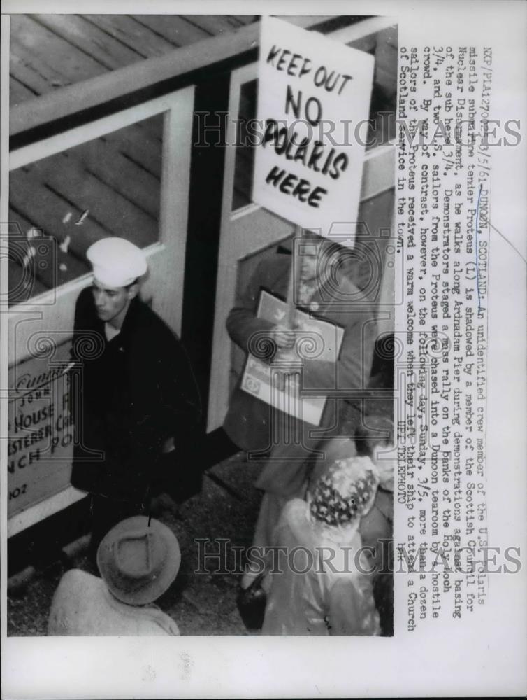 1961 Press Photo US Polaris Submarine Crew Members Protests Basing in Scotland - Historic Images