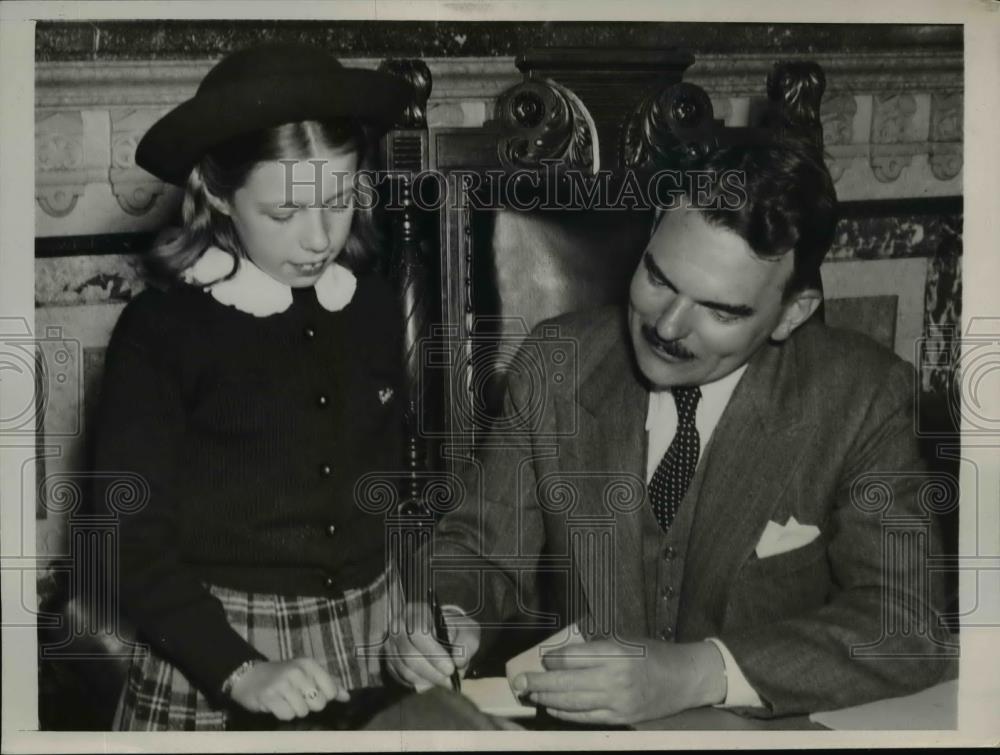 1940 Press Photo Thomas Dewey Signing The Autograph Book Of Mary Wilson - Historic Images