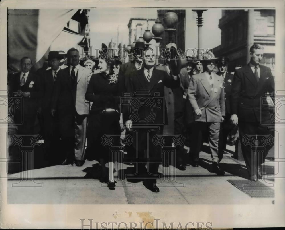 1948 Press Photo Mr. and Mrs. Thomas Dewey Strolling Down In San Francisco - Historic Images