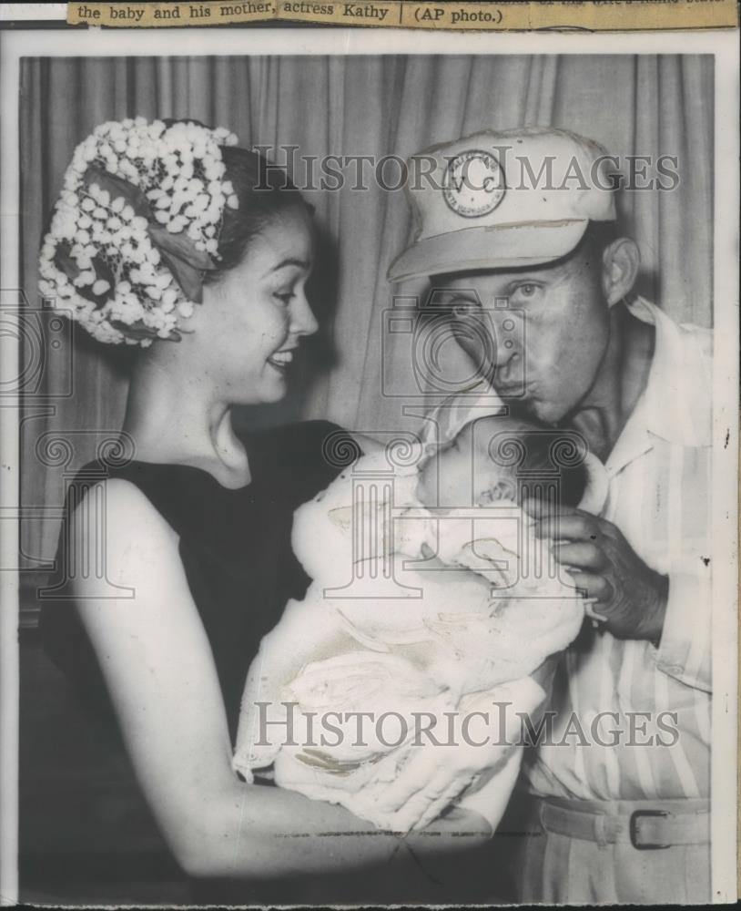 1958 Press Photo Bing Crosby kisses his baby boy Harry Lillis Crosby III - Historic Images