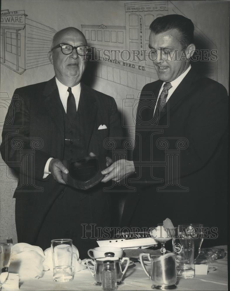 1959 Press Photo Hardware Man Scott Jensen presented with plaque by Joe Dungan - Historic Images