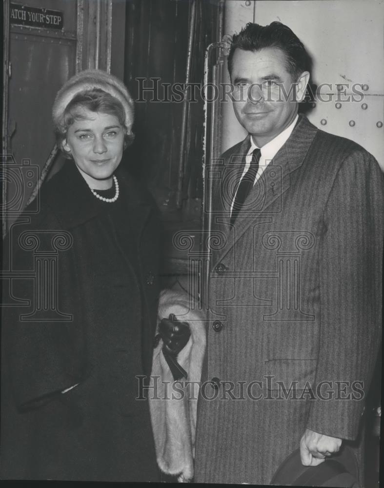 1960 Press Photo Maria Schell and Glenn Ford arrive in Spokane - spp29604 - Historic Images