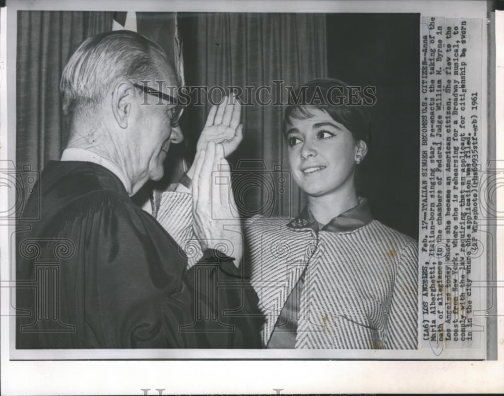 1961 Press Photo Anna Maria Alberghetti takes the oath to become an American. - Historic Images